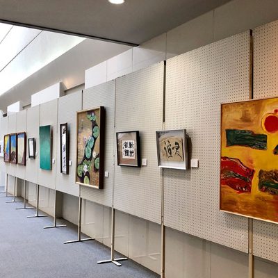 音楽ホールホワイエでの「美術・書道OB グループ展」