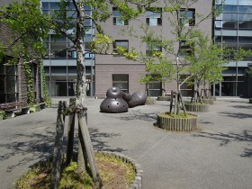 中庭とモニュメント「千年の感応」