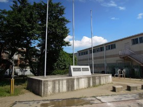 優勝記念の碑がある国旗掲揚塔