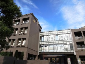 校舎の正面付近（かつての野球場のレフト側）