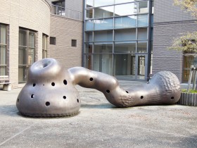 「千年の感応」 高18回卒・橋本真之さん制作 （昇降階段の奥、中庭の中央に設置）