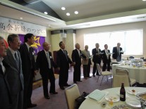 輪になって校歌斉唱