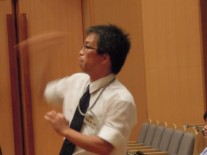 指揮を執る現顧問の高橋先生