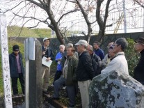 句碑の説明を受ける