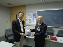 会長から優勝楯を受け取る澤田さん