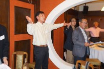 大塚さん(高37回)による校歌指導