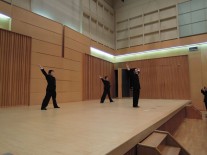 早慶応援団をバックに校歌の指揮を執る武藤君