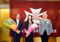 石井さんを囲んで関根さんと新井会長