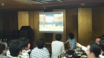 飯塚先生の退官を祝して開かれた演技発表会（春日部高校音楽ホール）の動画が披露されました。