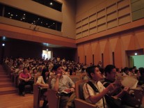 満席の音楽ホール