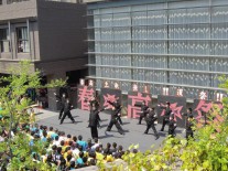 オープニングの校歌斉唱