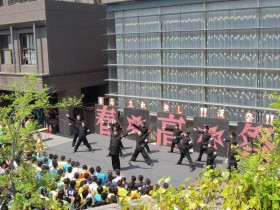 オープニングの校歌斉唱