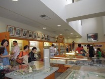 同窓会展示ギャラリーを見学する方々