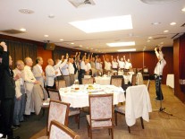 鈴木淳夫さん（29回）の指揮で校歌！