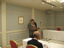 総会司会　今川幹事長