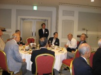 懇親会司会　大塚事務局長（奥）