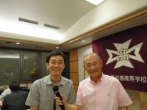 事務局長の大木さん(右)と広報担当の栗原さん