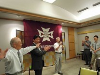 真中さん(12回)の指揮で校歌斉唱