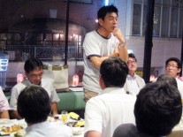 挨拶する最年長の青島氏