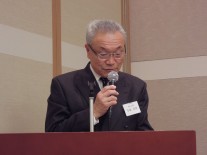 第一部の終了の挨拶をする同窓会副会長の小泉匡男氏（14回）