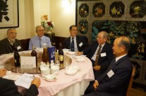 戸井田事務局長を囲んで
