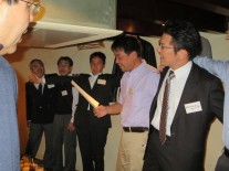 藤長さん指導のもと校歌斉唱