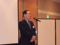 第二部の開会を告げる町田武氏（11回）