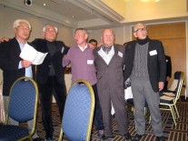 肩組み校歌を歌う - １