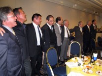 肩組み校歌を歌う - 2