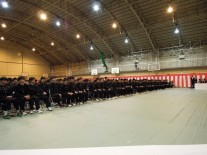 緊張した面持ちの新入生