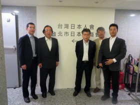 左から　関根、佐久間、山本氏、磯部、田島