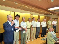 金屏風の前で自分紹介