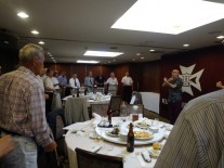 鈴木淳夫氏（高29回）指揮により声高らかに校歌！