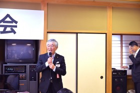 懇親会で挨拶される今井会長