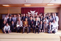 同窓会旗の前で全員集合