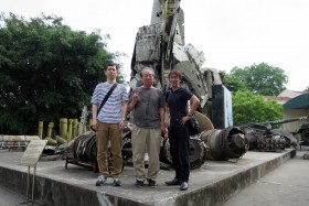 【写真16】ベトナム軍事歴史博物館の米軍戦闘機などの残骸の前で記念撮影