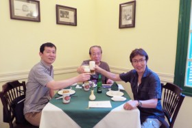 【写真12】おしゃれなレストラン［TONKIN］で夕食をとる3人