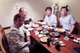 【写真9】リコーイメージングの小林社長（右奥）と［SUSHI TOKYO］で会食