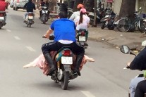【写真3】皮を剥いだ豚をバイクで運ぶ