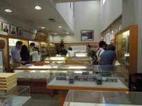 同窓会室での展示