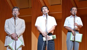 左から、中原幹事長、工藤校長、戸井田同窓会事務局長