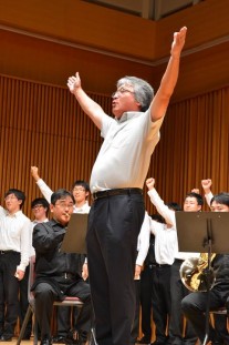 岩本会長による校歌の指揮＆エール