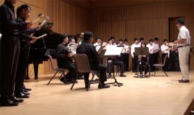 春燦々会メンバーと音楽部、新堂さん、廣橋さんが「春燦々会の歌」を歌いあげる