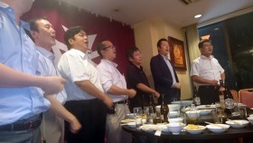 校歌斉唱シーン