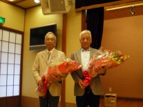 瑞宝小綬章受章の田口静雄氏（高14回）と勝沼靖（高14回）のお二人に花束贈呈