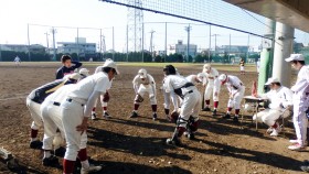OBチームはベンチで気合入れ