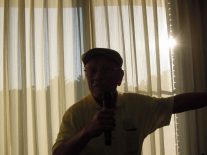 高橋明さんの音頭で乾杯