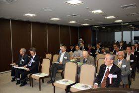 聞き入る参加者