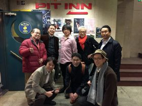Pit inn 入口で水谷浩章君（後列中央）を囲み、記念写真に収まる春燦々会の同期生たち