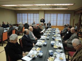 挨拶する高柳会長